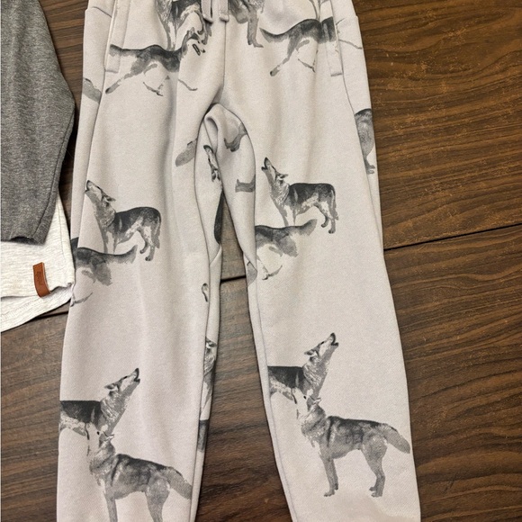 Gray and White Wolf Print Outfit - Picture 2 of 5